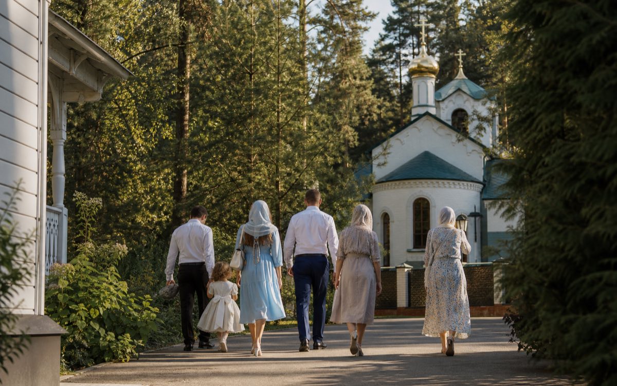 Семья идет к православному храму